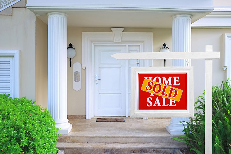 Immobilienmakler-Ostend-vermietetes-Haus-verkaufen Ein Sold (verkauft) Schild vor einem vermieteten Haus von Immobilienmakler Ostend